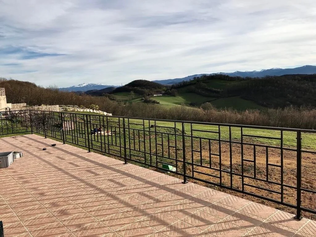 Garde-corps métal terrasse avec vue montagne