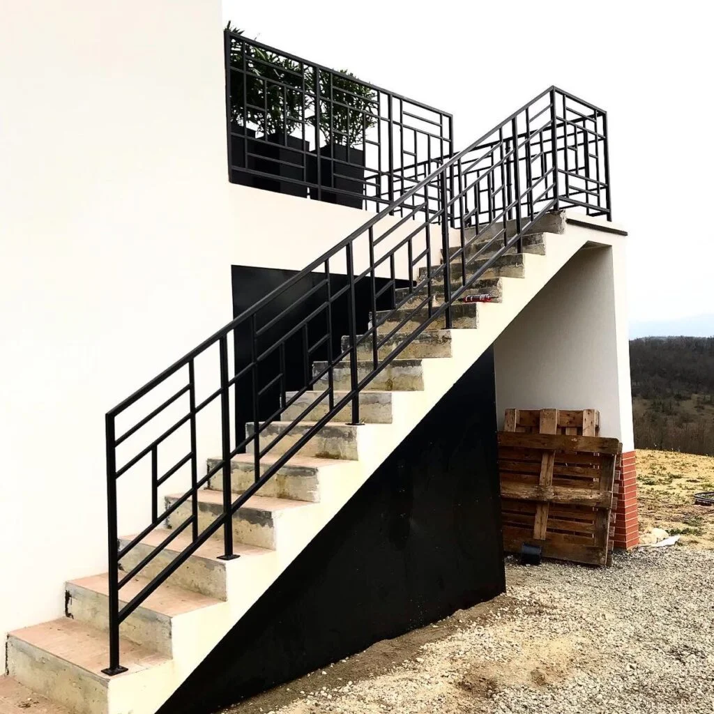 Garde-corps métal escalier extérieur avec design géométrique