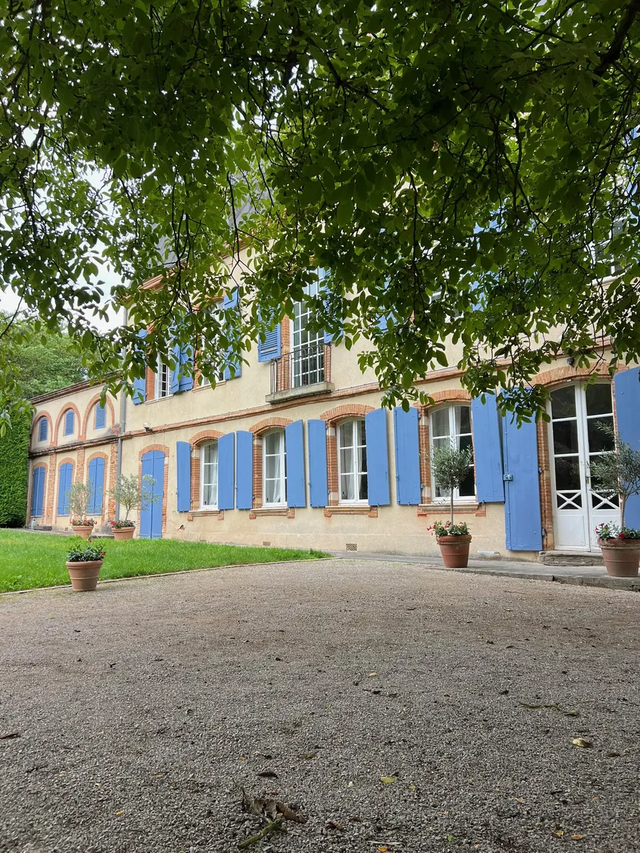 Façade de maison de maître avec volets bois bleus entièrement rénovés par ManufactureVB — après travaux