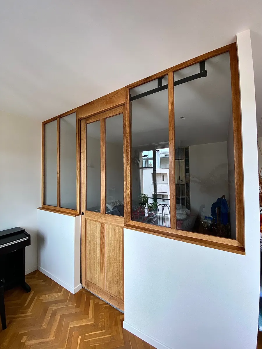Verrière en chêne massif avec porte coulissante vitrée installée par ManufactureVB — après travaux