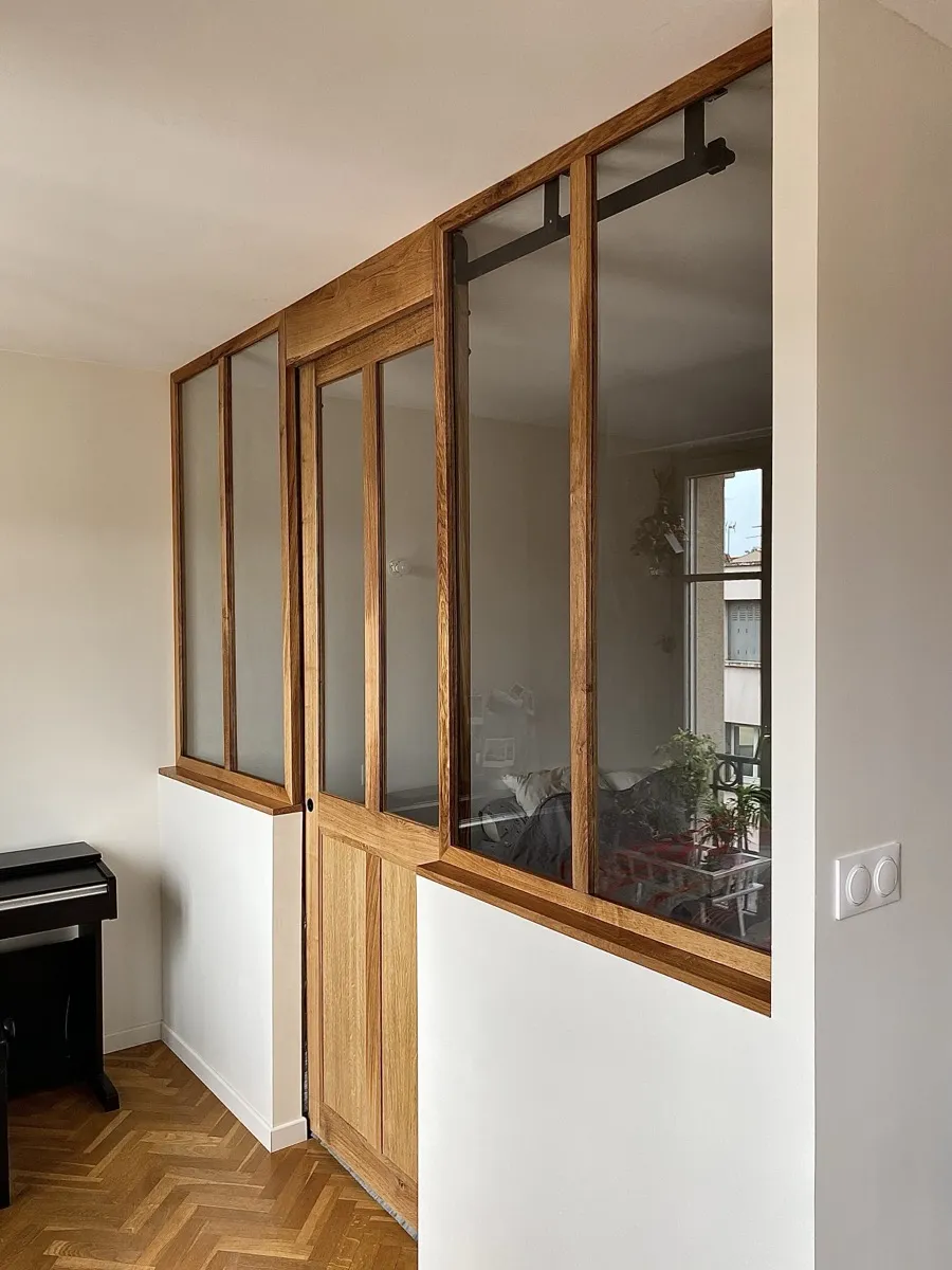 Verrière en chêne massif avec porte coulissante installée par ManufactureVB