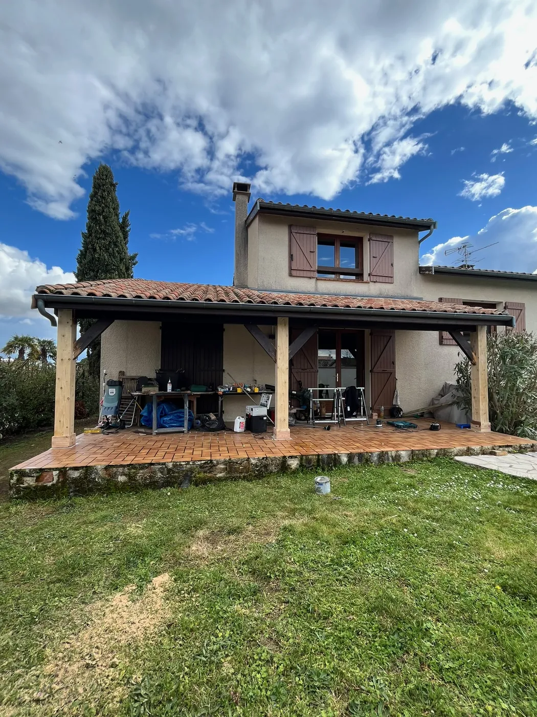 Auvent de terrasse en charpente bois avec poteaux massifs, construction sur mesure ManufactureVB
