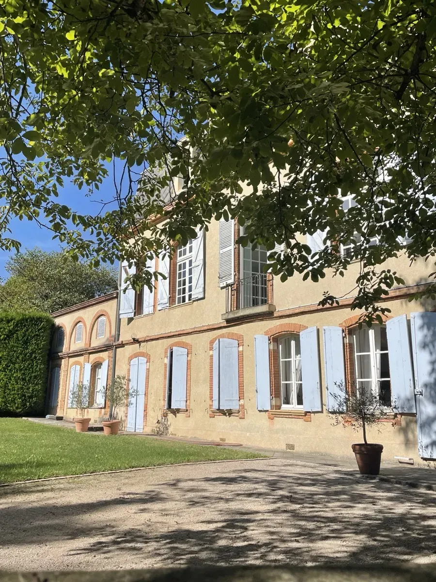 Façade de la maison de maître avant la rénovation des volets et menuiseries bois