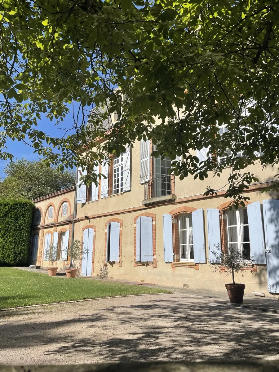 Façade du bâtiment avant rénovation des volets et menuiseries