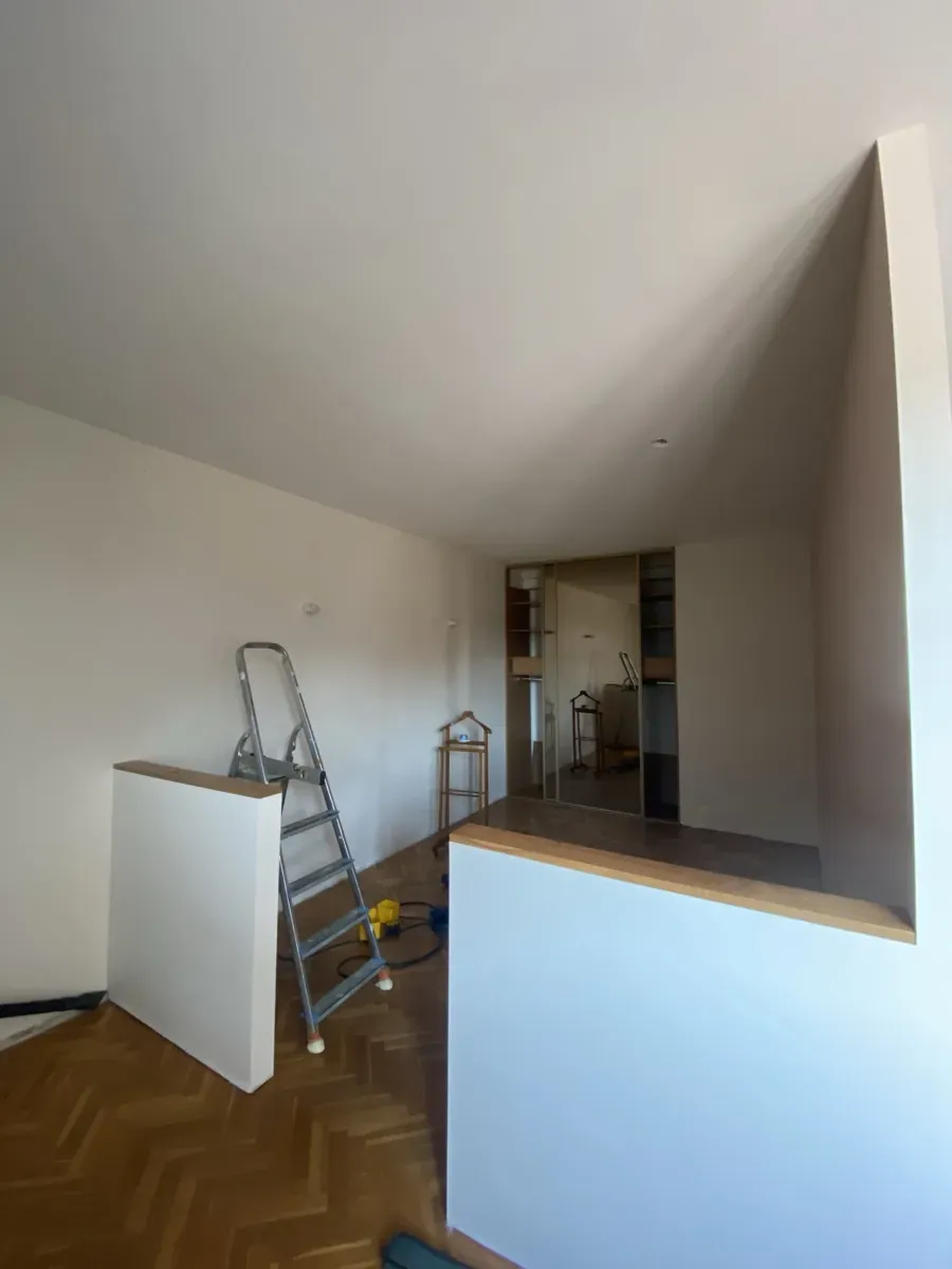 Pièce avant l'installation de la verrière en chêne massif — mur ouvert et escabeau