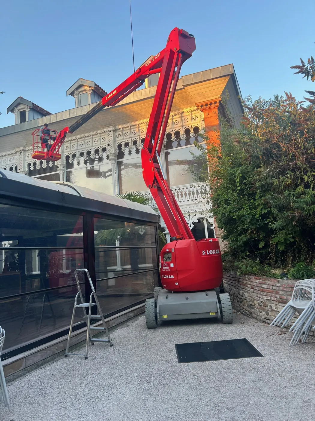 Intervention en nacelle sur la façade et les menuiseries d'un restaurant, chantier ManufactureVB à Toulouse