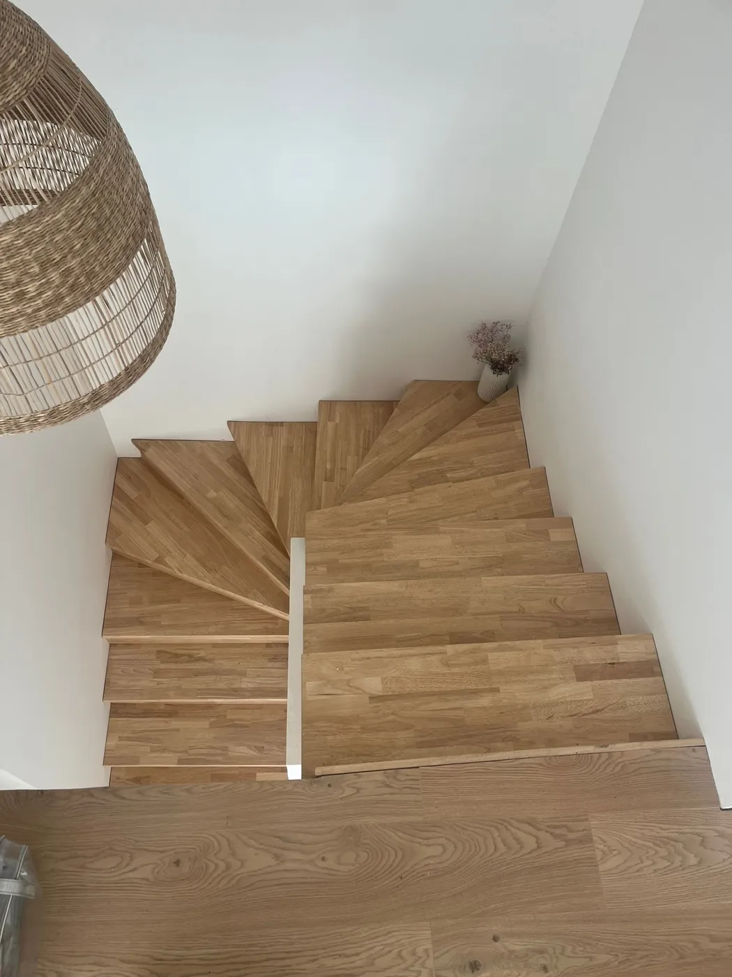 Escalier tournant en chêne massif sur mesure vu en plongée, fabrication et pose ManufactureVB à Toulouse