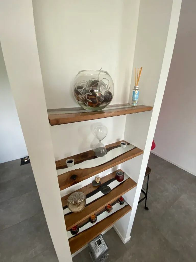 Étagères en bois massif avec incrustation de résine époxy, intégrées dans une niche murale par ManufactureVB