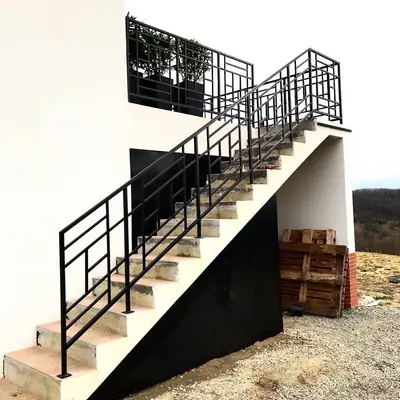 Garde-corps d'escalier extérieur en métal noir au design géométrique contemporain, fabrication et pose ManufactureVB