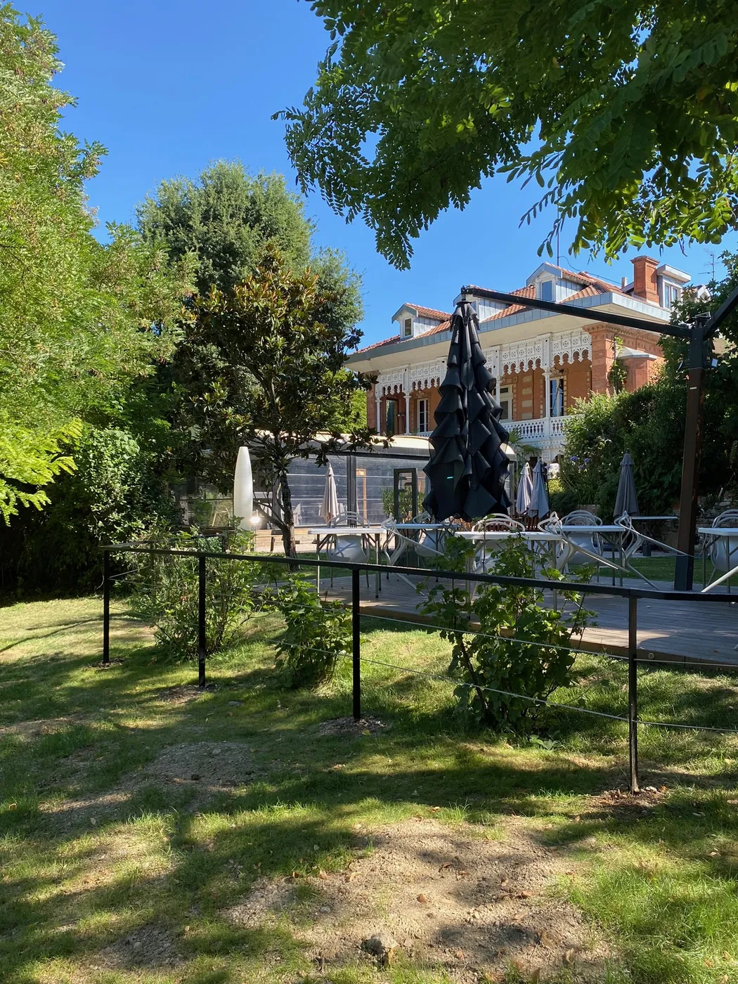 Garde-corps en métal noir à câbles tendus délimitant le jardin d'une villa en Haute-Garonne, pose par ManufactureVB