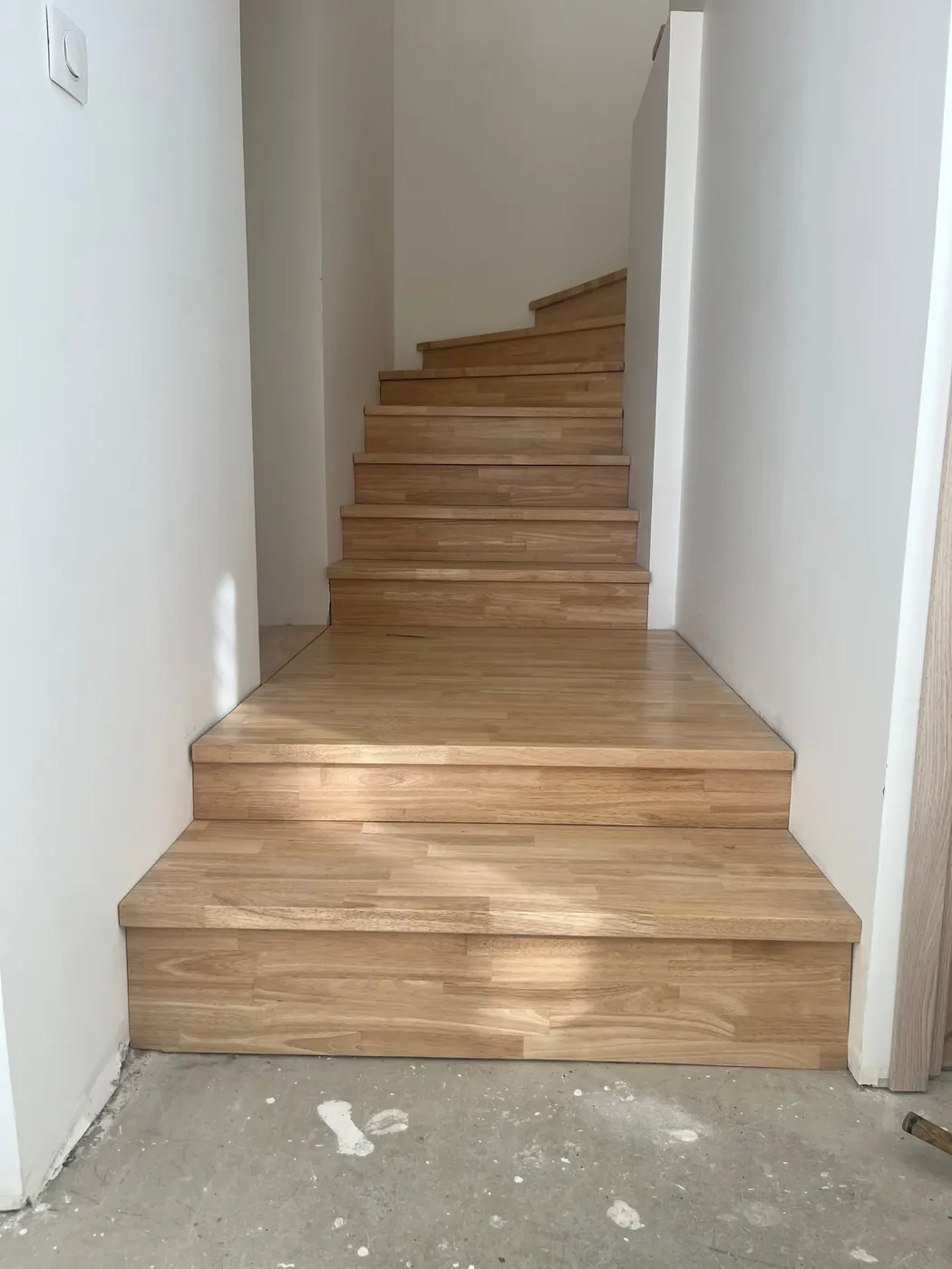 Habillage d'escalier en chêne massif posé sur marches béton par ManufactureVB
