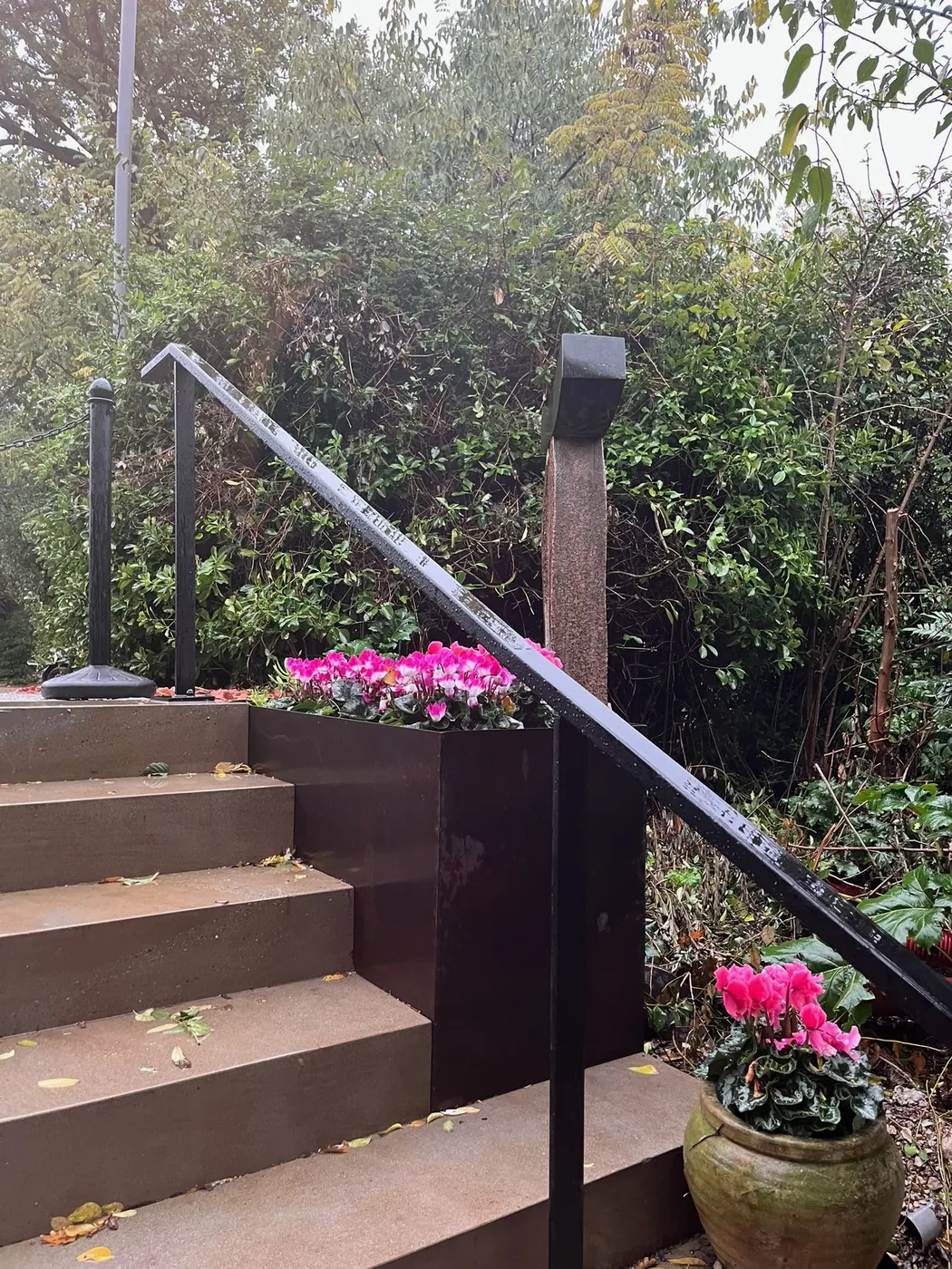Main courante en acier noir installée sur un escalier extérieur de jardin, fabrication artisanale ManufactureVB à Toulouse