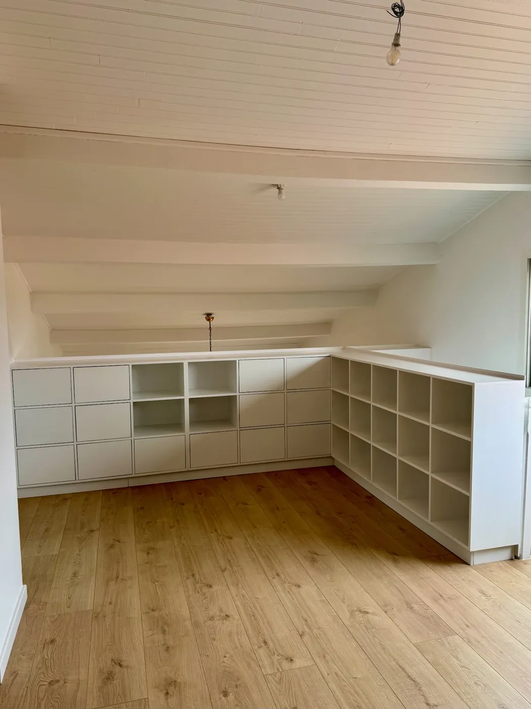 Meuble de rangement bas sur mesure avec casiers ouverts, aménagement de combles réalisé par ManufactureVB