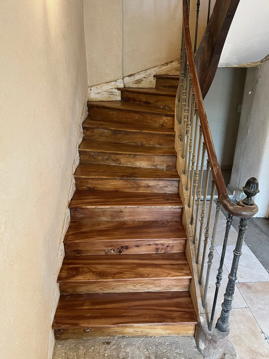 Escalier en bois massif rénové marche par marche, rampe en fer forgé d'origine conservée, rénovation ManufactureVB