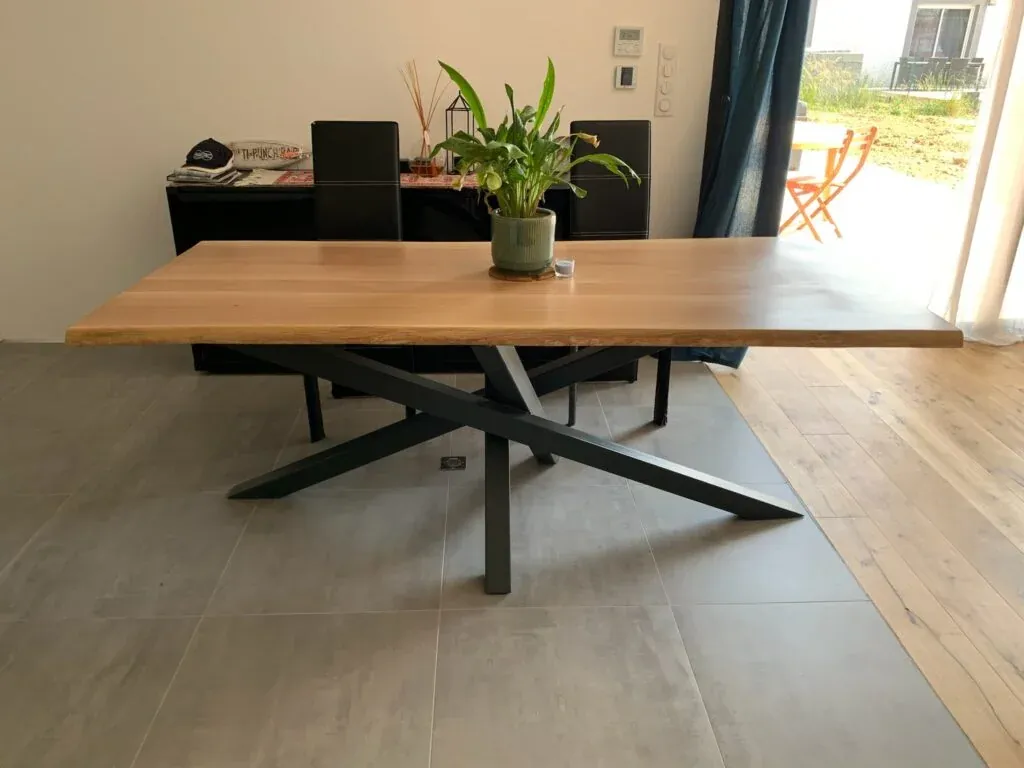 Table de salle à manger en bois massif avec piètement métal en araignée, fabrication artisanale ManufactureVB