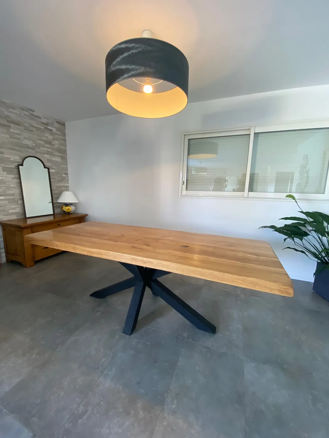 Table à manger en chêne massif à bords vivants avec piètement métal en étoile, création ManufactureVB Toulouse