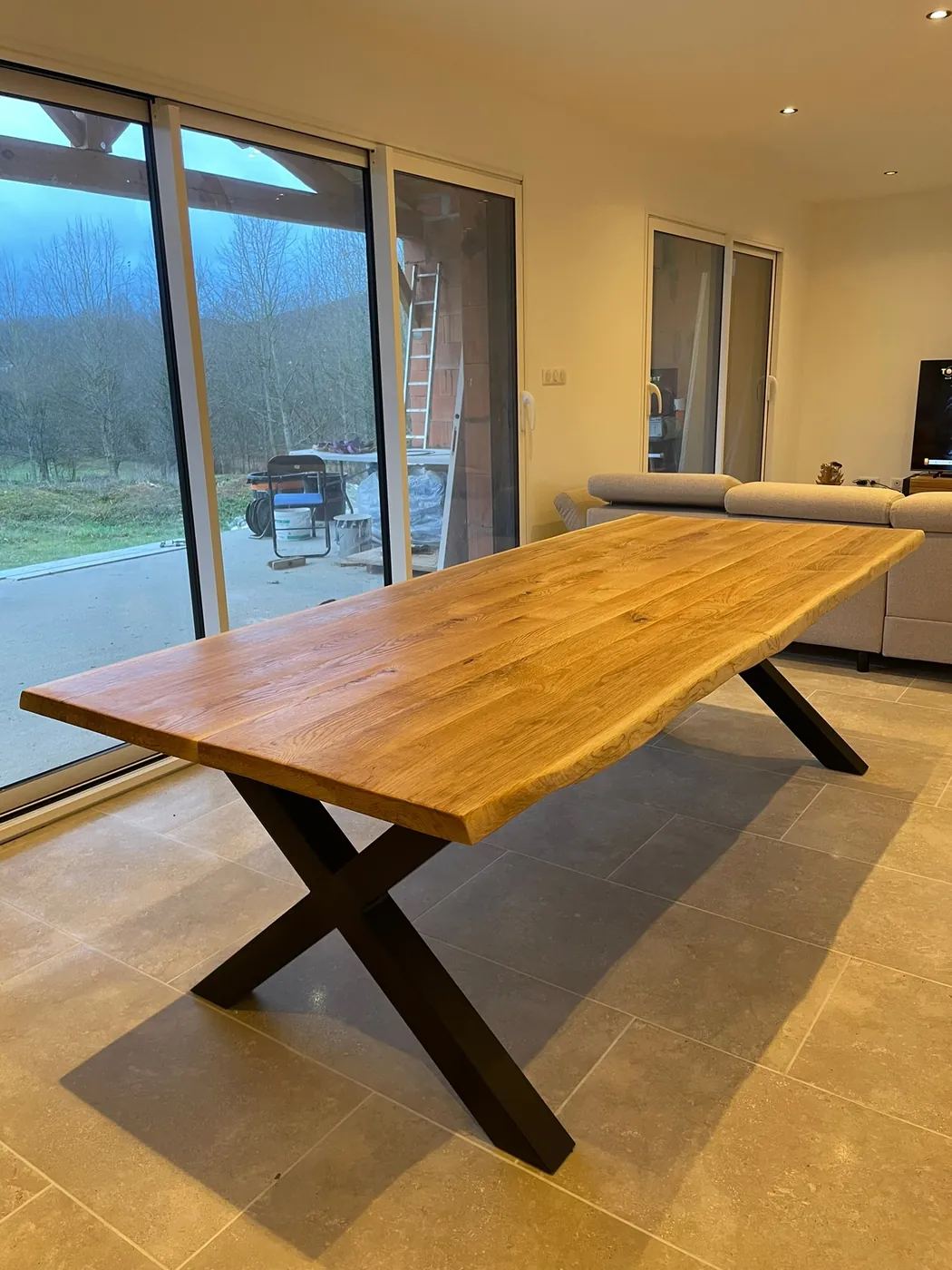 Grande table de salle à manger en chêne massif avec piètement métal en X noir, fabrication sur mesure ManufactureVB