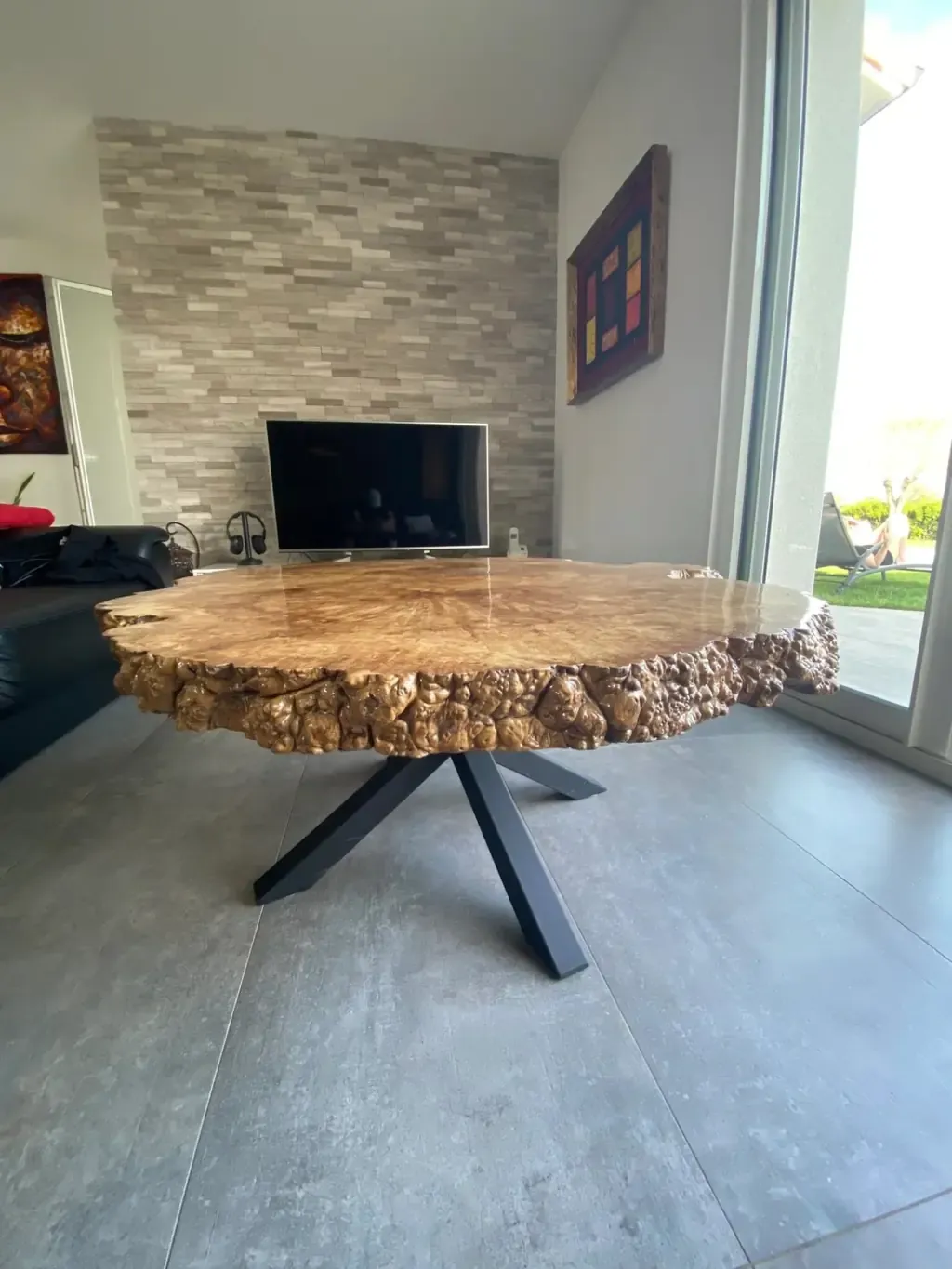 Table ronde en loupe de bois à bord naturel sur piètement métal en étoile, pièce unique ManufactureVB Toulouse