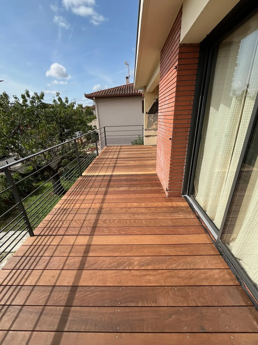 Terrasse en bois exotique posée sur balcon avec garde-corps à câbles inox, réalisation ManufactureVB à Toulouse