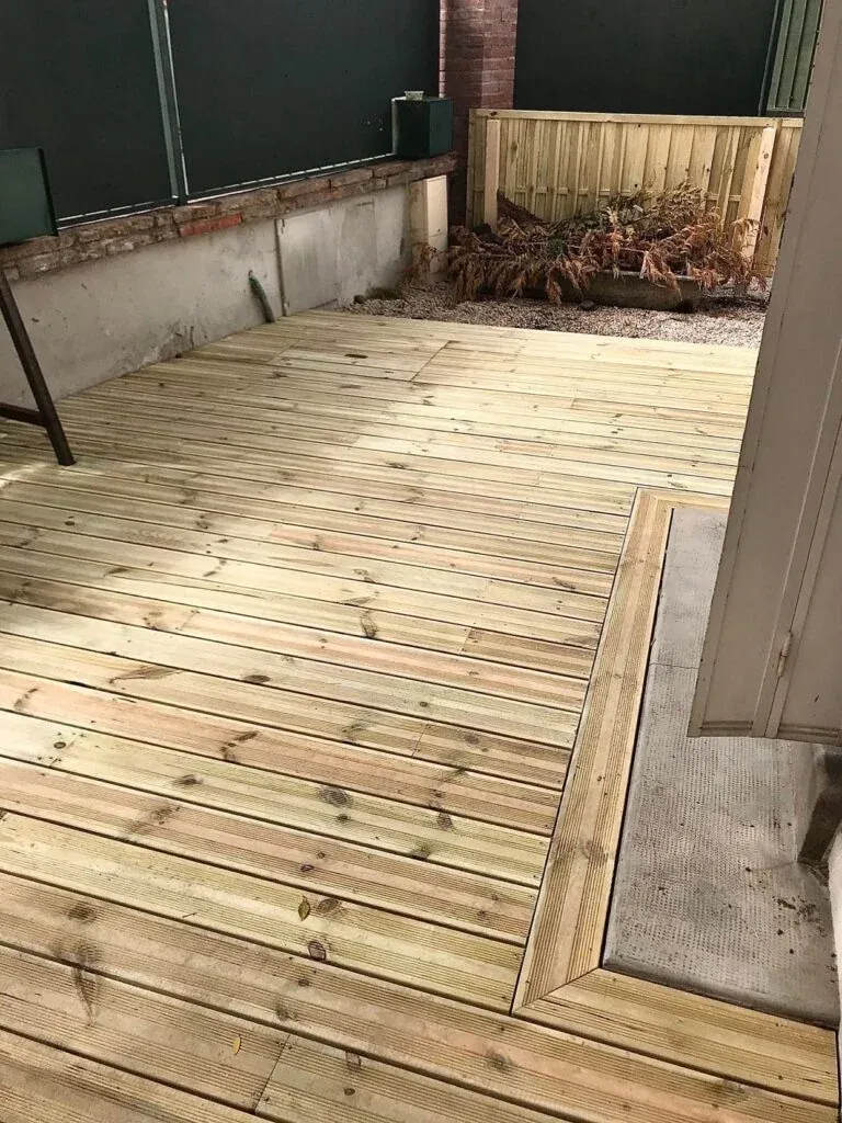 Terrasse en bois aménagée dans les espaces communs d'une copropriété à Toulouse
