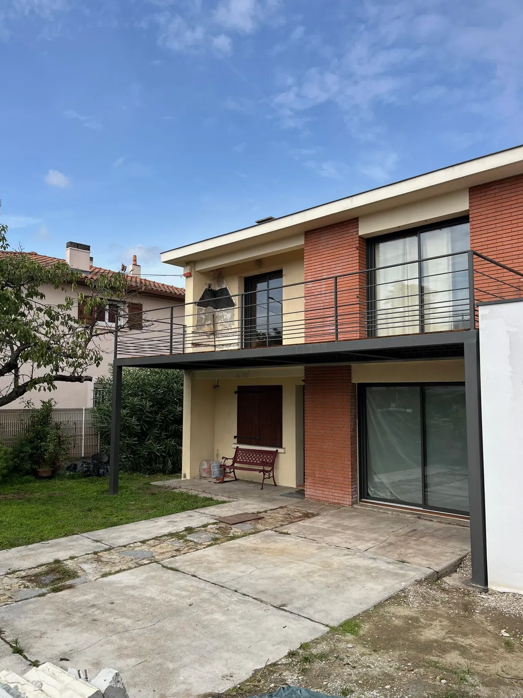Terrasse suspendue sur structure métallique avec garde-corps à câbles inox, extension réalisée par ManufactureVB